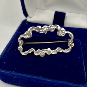 Antique Ribbon Silver Brooch​​